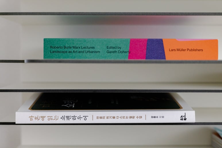 서울 일원동 비타나 하우스 : 비비드한 컬러의 가구를 애정하는 스타일리스트의 집