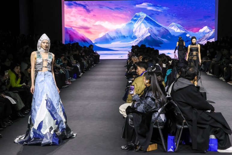 인터스타일 초대의 순간 : 이청청 디자이너 라이컬렉션 25FW 서울패션위크
