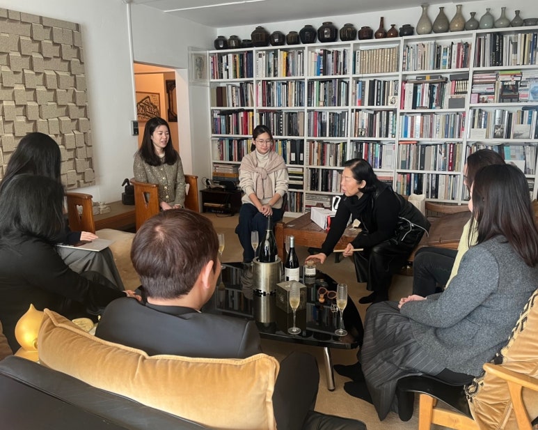 인터스타일 초대의 순간 : 소박한 전통의 미를 사랑하는 컬렉터 집 초대