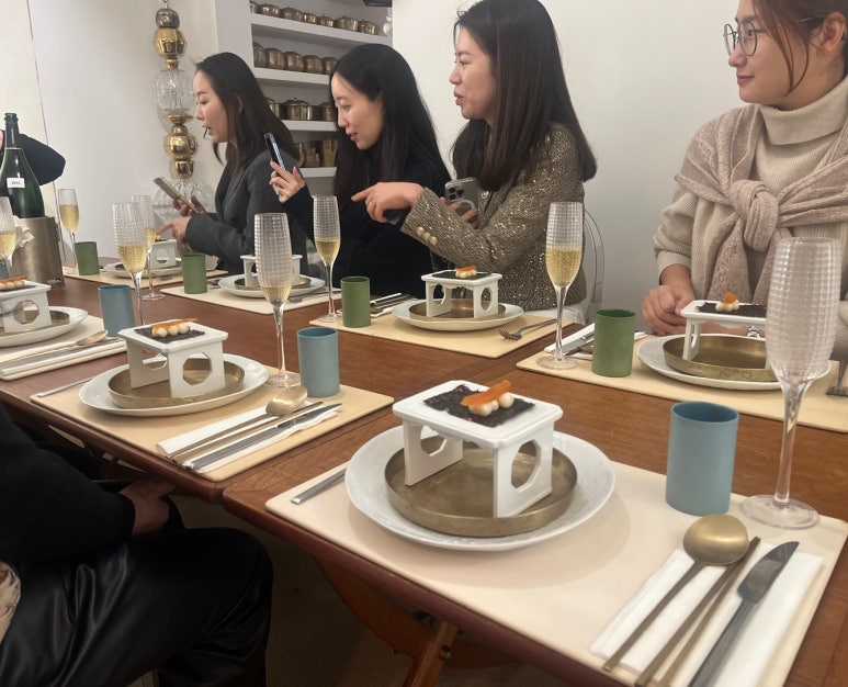 인터스타일 초대의 순간 : 소박한 전통의 미를 사랑하는 컬렉터 집 초대