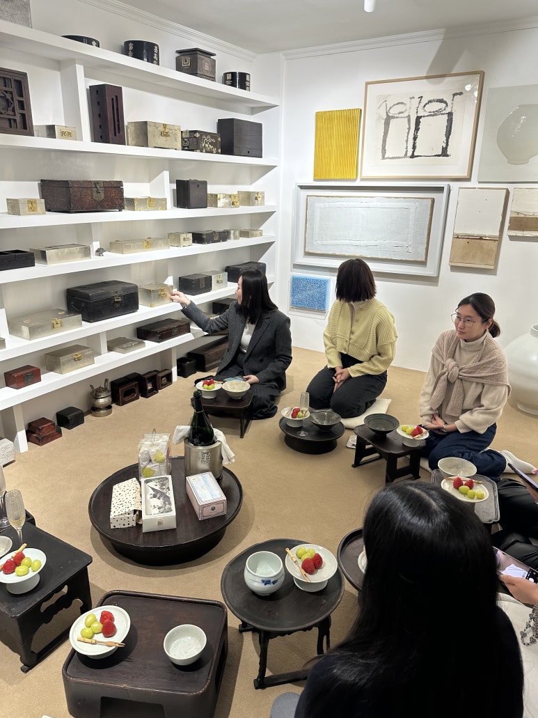 인터스타일 초대의 순간 : 소박한 전통의 미를 사랑하는 컬렉터 집 초대