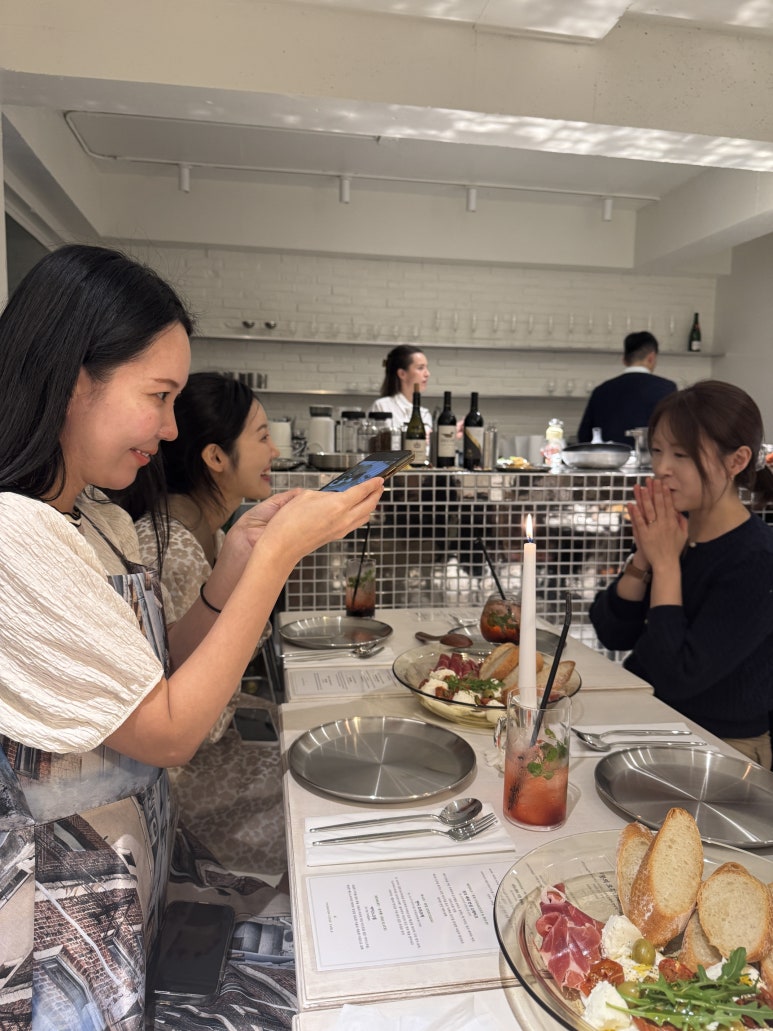 초대의 순간 : 패션 디자이너의 옷을 해석해서 요리로 만드는 패션셰프