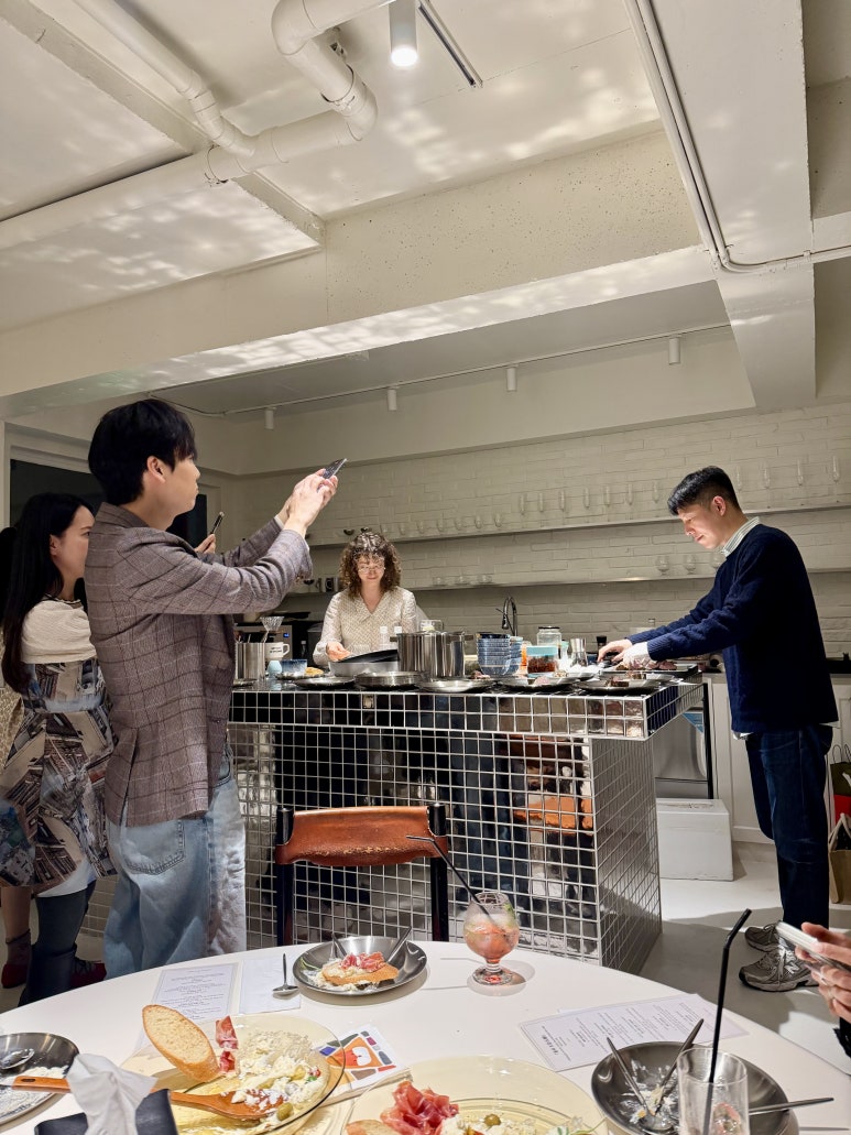 초대의 순간 : 패션 디자이너의 옷을 해석해서 요리로 만드는 패션셰프