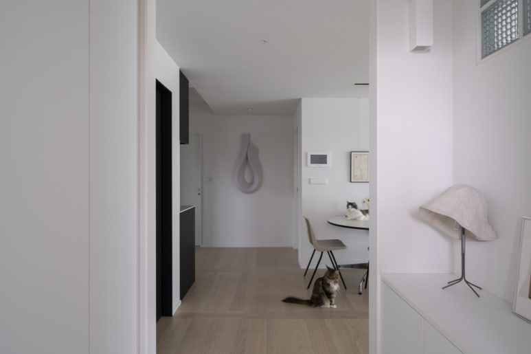 서울 서초구 두들 하우스 : 시간의 감각을 켜켜이 누빈 컬렉터의 집