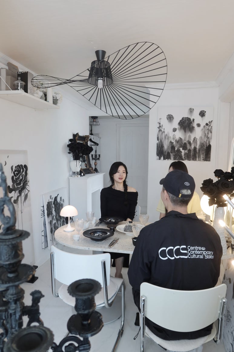 인터스타일 초대의 순간 : 검은 장미가 피어나는 몬드 하우스 초대 모임