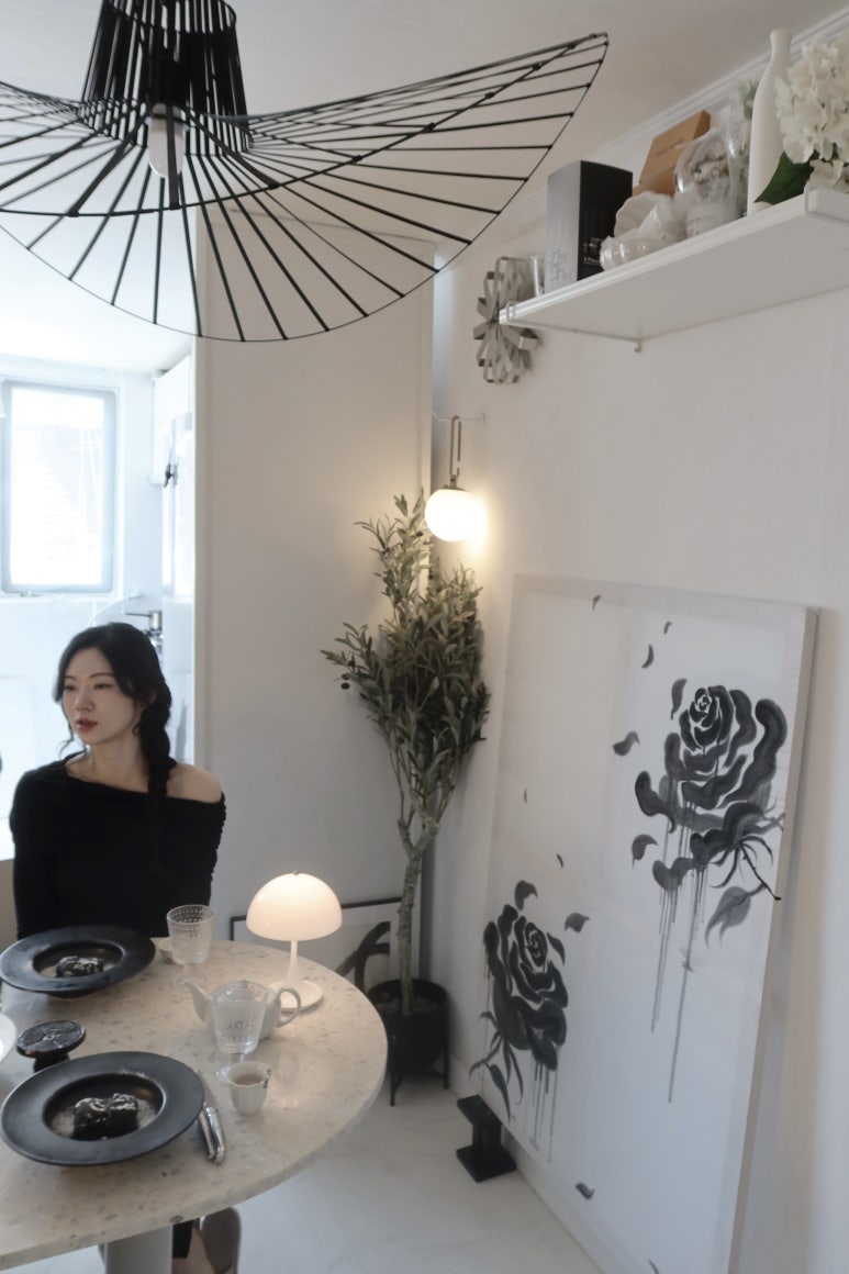 인터스타일 초대의 순간 : 검은 장미가 피어나는 몬드 하우스 초대 모임
