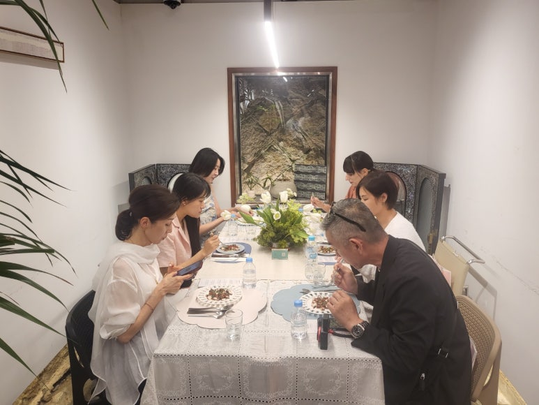 인터스타일 초대의 순간 : 옷의 레이어가 음식이 되고, 감정이 대화가 되는 패션셰프